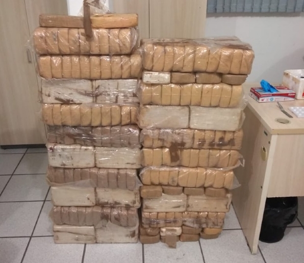 Motorista  preso com 190kg de pasta base de cocana em fundo falso de caminho de feno