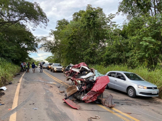 Grave acidente entre caminhão e Onix deixa um morto na estrada de Chapada;  fotos e vídeo 
