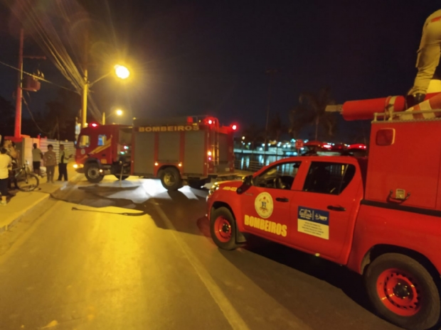 Homem fica ferido ao perder controle de carro e cair em barranco no Parque das guas;  Vdeos 