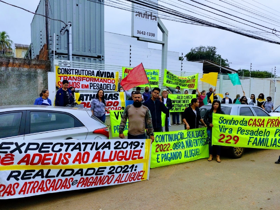 Futuros moradores do Condomnio Athenas, na regio do Coxip, em Cuiab, fizeram protesto por conta do atraso