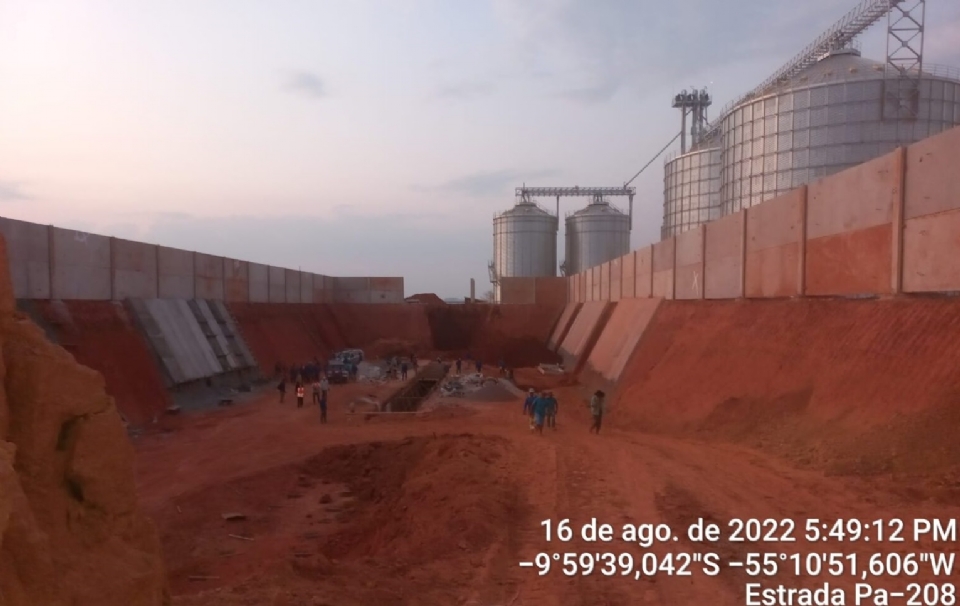 Trabalhadores morrem soterrados durante construo de silo