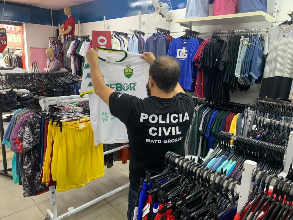 Polcia apreende 170 camisetas de time falsificadas em loja em VG; maioria era do Dourado
