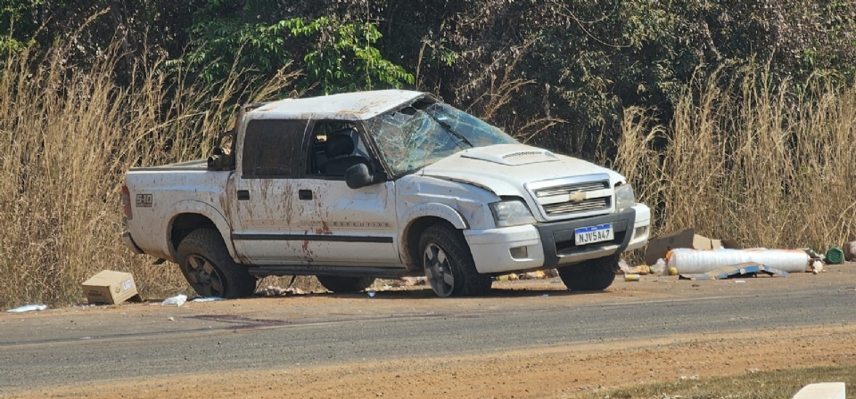 Motorista morre aps tentar desviar de carreta e capotar S-10; dois ficam feridos