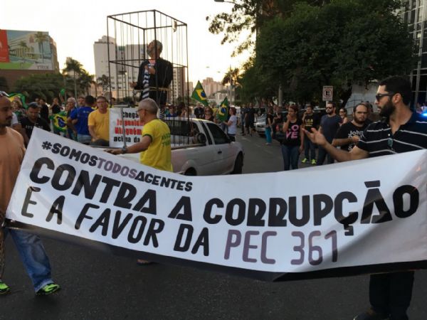 Manifesto contra presidenta Dilma 'fecha' avenida do CPA; Lula 'preso'  destaque;  veja fotos e vdeos