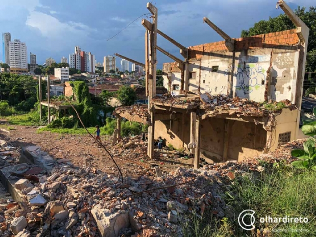 Em situao de vulnerabilidade, dezenas de pessoas ainda povoam o Morro da Luz e levam medo a comerciantes