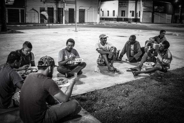 Cuiabanos compartilham experincias ao passar o Natal com moradores em situao de rua