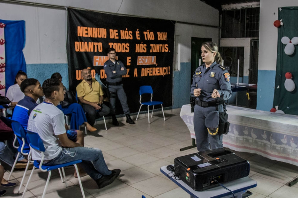 Tenente Coronel PM Grasielle Paes Bugalho durante palestra sobre a violncia contra a mulher