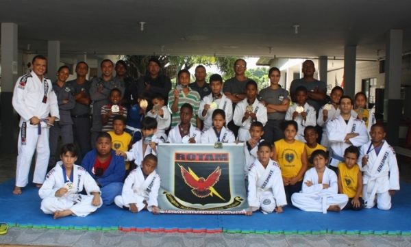 Alunos do projeto de jiu-jitsu da Rotam ganham 13 medalhas em competio estadual