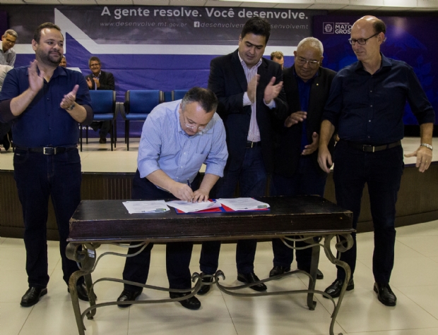 Pedro Taques e Emanuel Pinheiro assinaram convnio do Programa Endereo Certo, em Cuiab