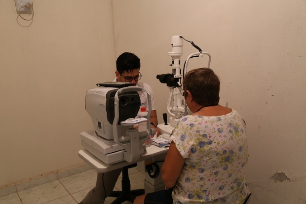 Oftalmologista realiza consultas e exames gratuitos uma vez ao ms para populao carente