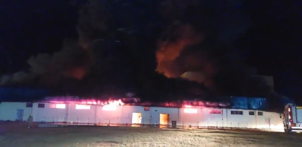 Incndio destri setores de fbrica da JBS durante a noite;  fotos e vdeos 