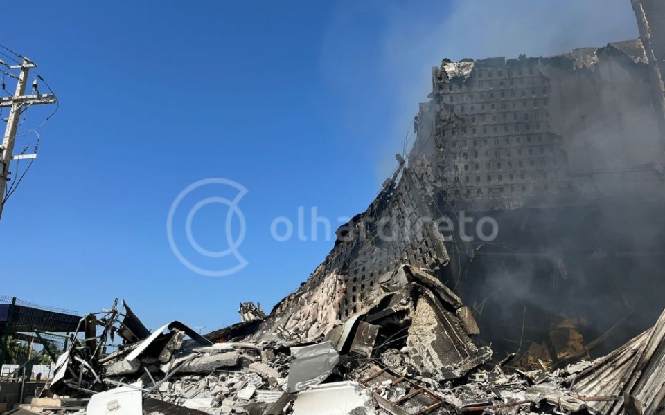 Falha no sistema eltrico pode ter causado incndio e material inflamvel acelerou queima do Shopping Popular; veja fotos