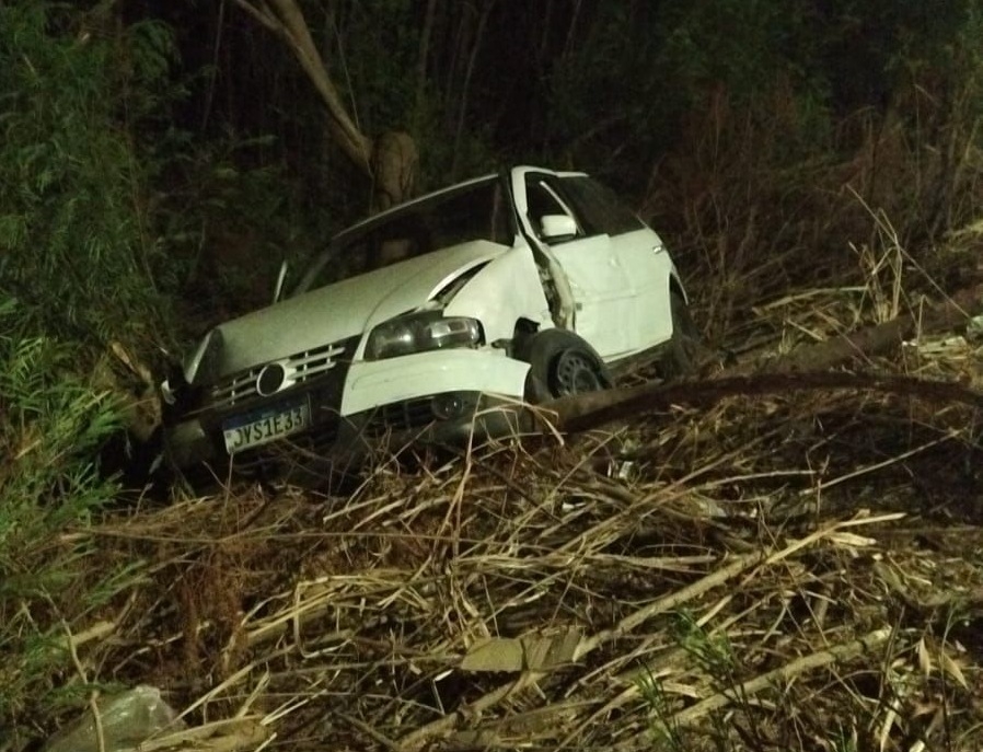 Trs pessoas ficam feridas aps carro bater em poste na avenida Filinto Muller