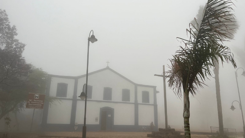 Temperatura cai em Chapada dos Guimares com 19C, alivia caloro e ajuda no combate ao fogo; veja vdeo