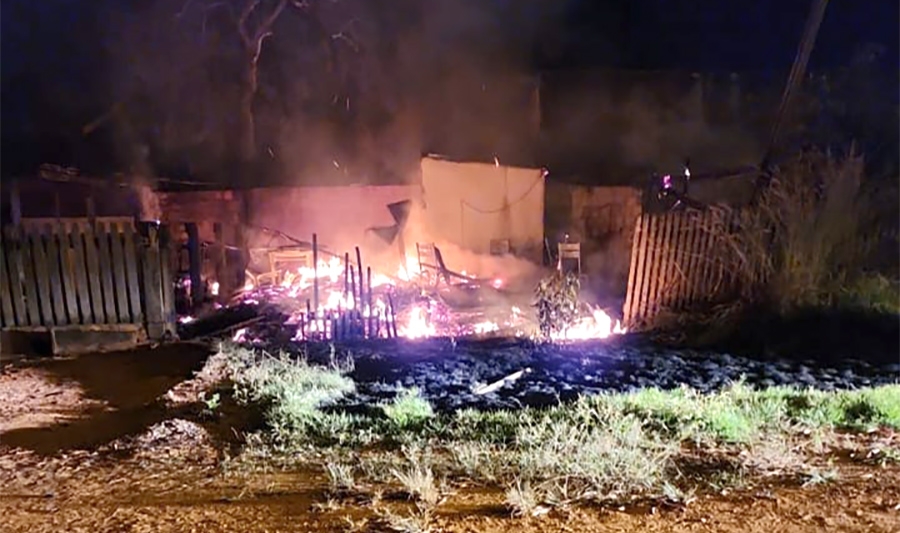 Homem morre carbonizado aps casa pegar fogo no interior de MT