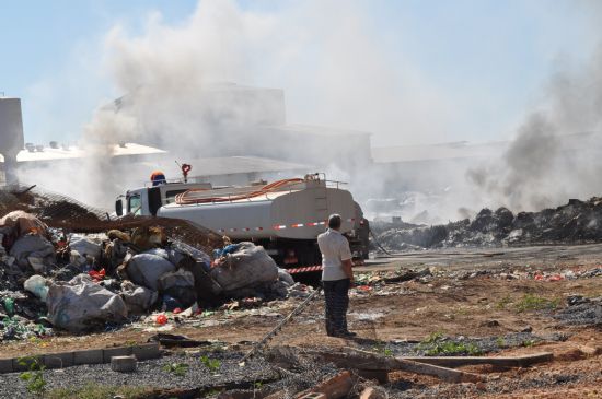 Homens do Corpo de Bombeiro ainda trabalham em incndio no Distrito Industririo