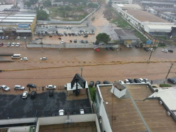 Sem drenagem adequada, Viaduto Clvis Roberto, na UFMT, quando chove, se torna um verdadeiro rio caudaloso