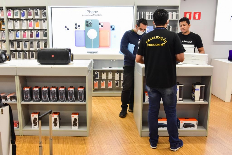 Procon notifica lojas da Apple e Samsung por venda de celulares sem carregador