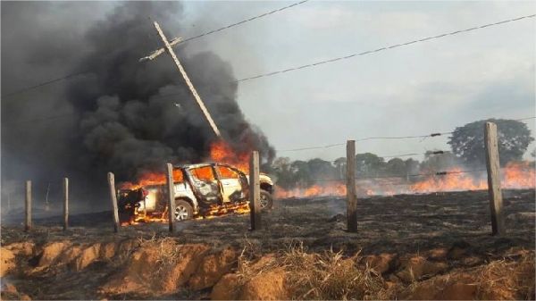 Picape L-200 pega fogo aps bater em poste e quatro pessoas ficam feridas;  fotos 