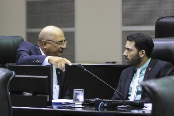 Jajah Neves e Zeca Viana conversaram pouco antes do bate-boca no plenrio da Assembleia Legislativa