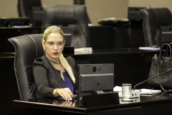 Janaina Riva tem convites de PR e PMDB para viabilizar projeto  Cmara Federal e aguarda janela partidria