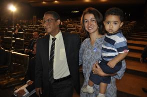 Pastor Jide, sua esposa e seu filho em Braslia