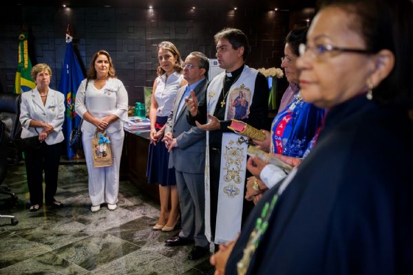 Festeiros com o governador Pedro Taques e padre Paulo Fernando Vedrame, no Palcio Paiagus