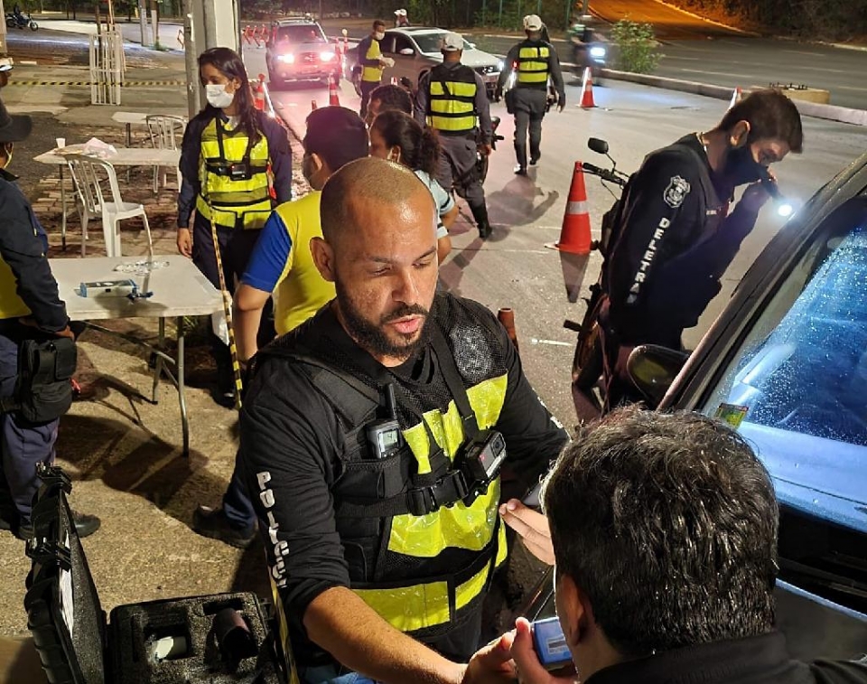 Blitz da Lei Seca prende 10 motoristas por embriaguez na avenida Miguel Sutil