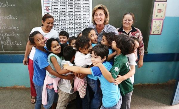 Lucimar Campos recebe abrao de crianas de escola pblica de Vrzea Grande