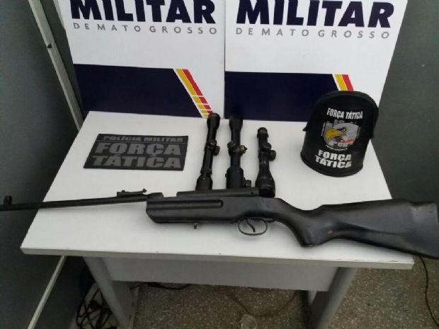 Homem  preso com carabina calibre 22 e trs lunetas de sniper em Vrzea Grande