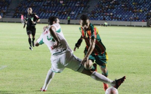 Pimentinha sofre falta em jogo contra Luverdense, pela Srie 'C' do Campeonato Brasileiro