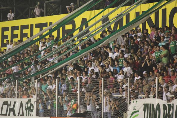 Torcida do Luverdense ver clube jogar contra time da elite do futebol brasileiro