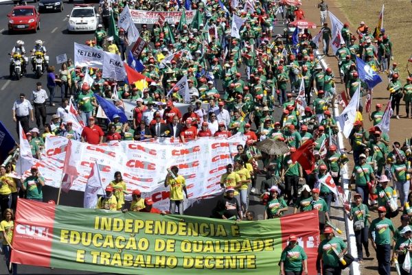 Manifestantes da educao pressionam em Braslia por votao do Plano Nacional de Educao