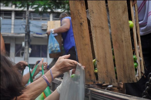 Em protesto, feirantes distribuem 20 toneladas de alimentos e estoque acaba em 4 minutos;  fotos 