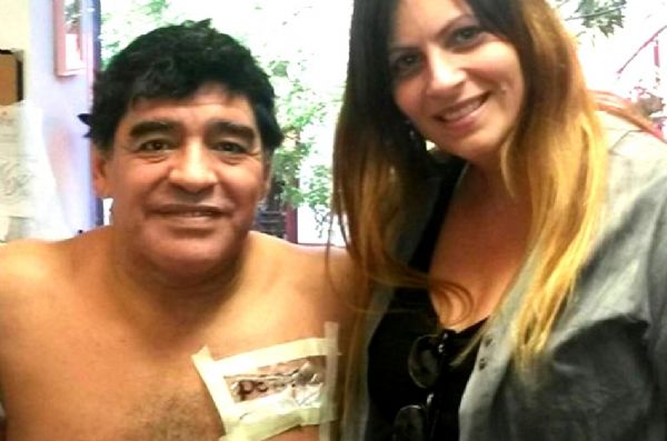 Maradona faz tatuagem inusitada para a namorada: 