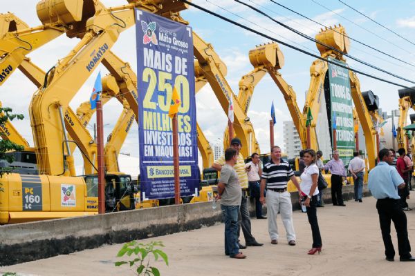 Entrega de maquinrios para as prefeituras de Mato Grosso, em 2010