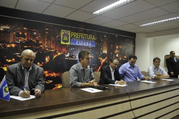 Mauro Mendes, prefeito Galindo, secretrio de Governo, Lamartine e Gustavo Oliveira (camisa branca)