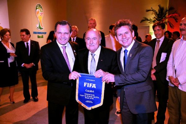 Silval Barbosa e Mauro Mendes com o presidente da Fifa, Josef Blater: restries de acesso das equipes de comunicao