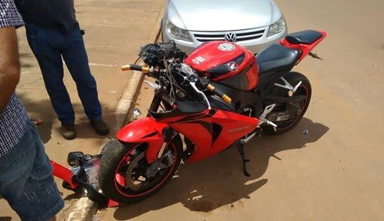 Coliso entre Honda CBR1000 e Toyota SW4 termina com morte de piloto