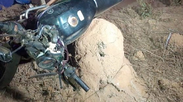 Homem morre aps colidir motocicleta em poste; suspeita de que o capacete tenha cado