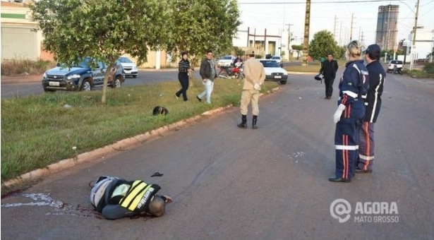 Mototaxista perde o controle, bate no meio fio e morre na manh de domingo