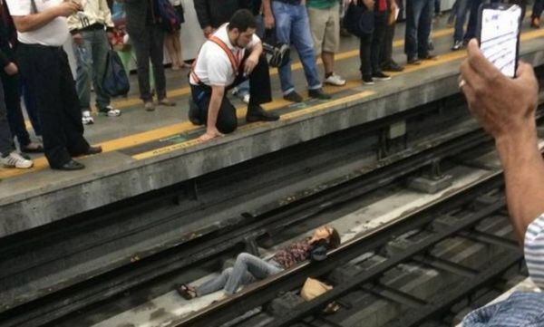 Mulher se desequilibra e cai na linha frrea na estao do metr em Botafogo