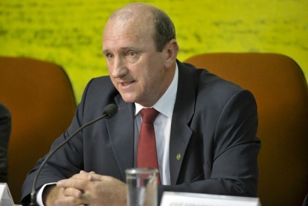 Neri ingressa no PMDB sob a articulao da cpula nacional do partido, endossada pelo ministro da Agricultura, Antnio Andrade
