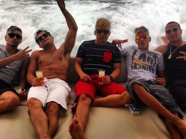 Neymar postou foto estilosa ao lado dos amigos