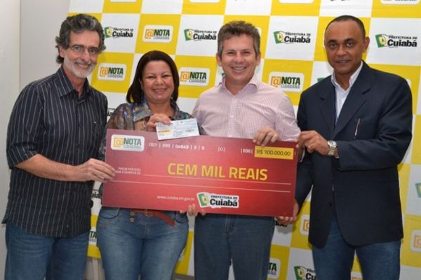 Iracema Maria da Silva recebe do prefeito Mauro Mendes e secretrios Guilherme Mller e Kleber Lima o cheque simblico de R$ 100 mil