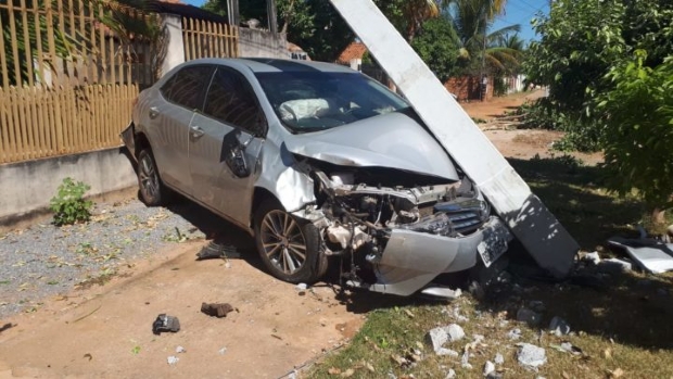 Condutor perde controle e bate Toyota Corolla em poste