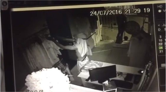 Cmera de segurana registra assalto a loja de roupas; ladro quebrou parede e levou R$ 30 mil