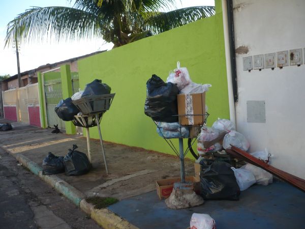 Coleta de lixo est atrasada em alguns bairros da capital de Mato Grosso