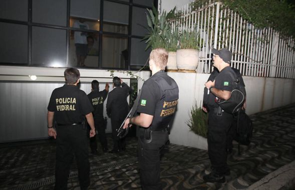 Polcia Federal faz operao na casa do ex-presidente Lula, na Grande SP