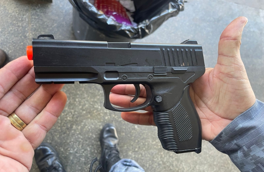 Adolescente de 13 anos  apreendido com pistola falsa em escola de Cuiab